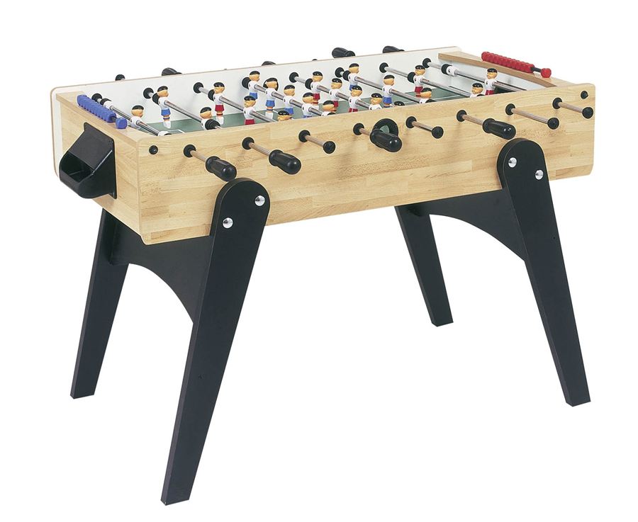 Holztischkicker mit schwarzen Beinen und Spielfiguren in blauen und roten Trikots auf grünem Spielfeld.
