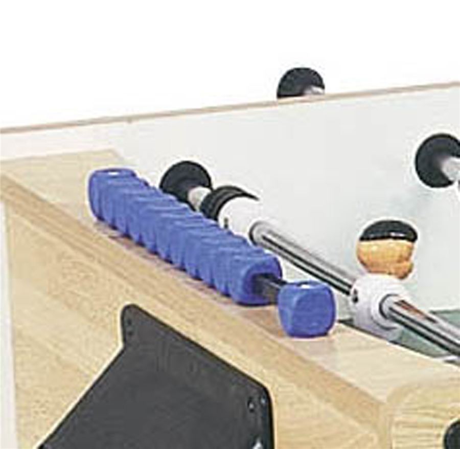 Nahaufnahme eines Tischkickers mit blauen Griffen und Spielfiguren aus Holz auf einem hellen Spielfeld.