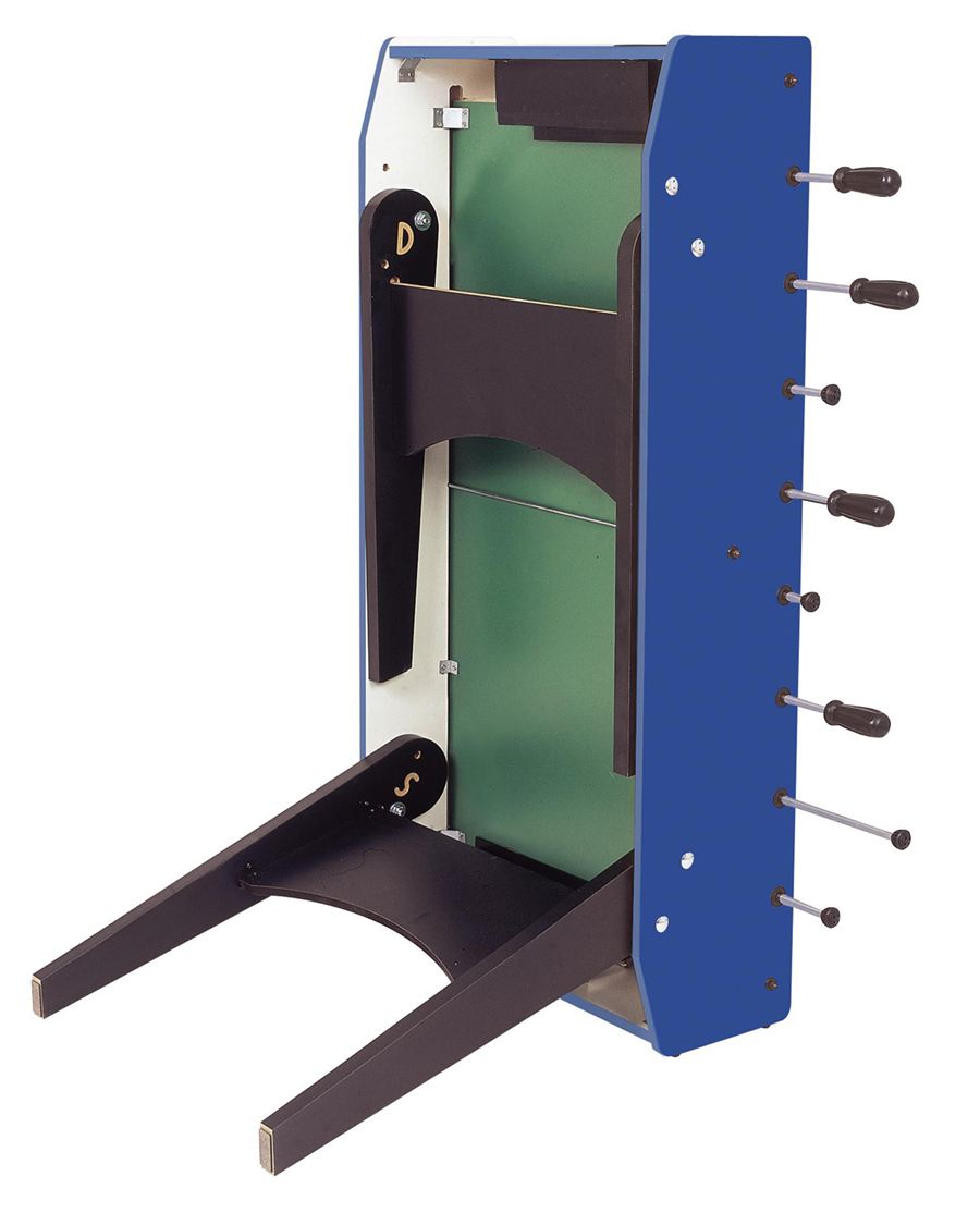 Tischkicker in vertikaler Position mit blauer Außenseite und schwarzen Griffen, bereit zur Lagerung oder zum Transport.