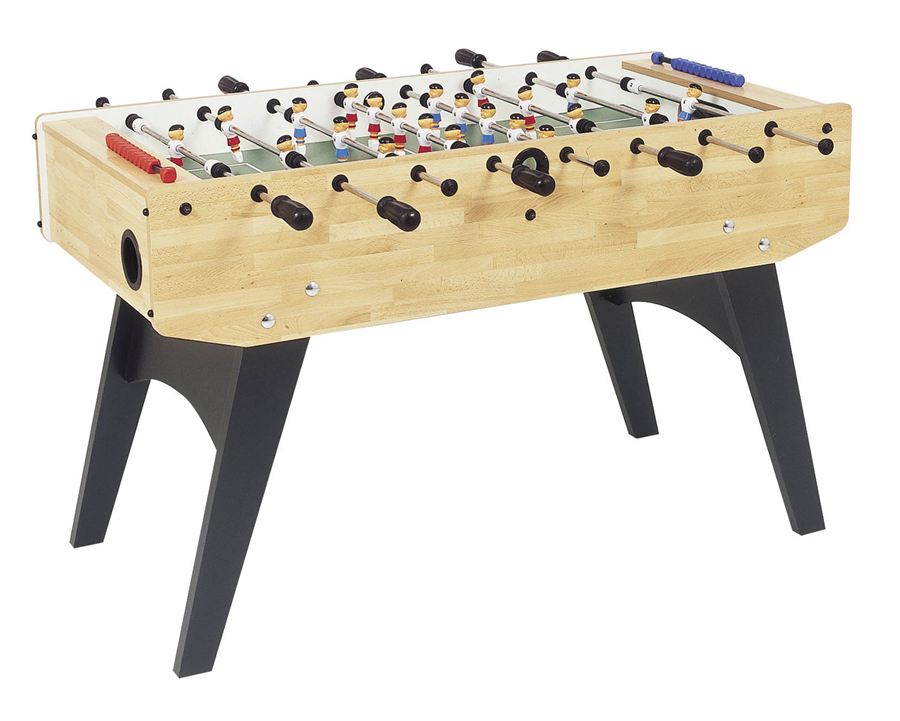 Holztischkicker mit schwarzen Beinen und Spielfiguren in roten und blauen Trikots, bereit für ein spannendes Match.