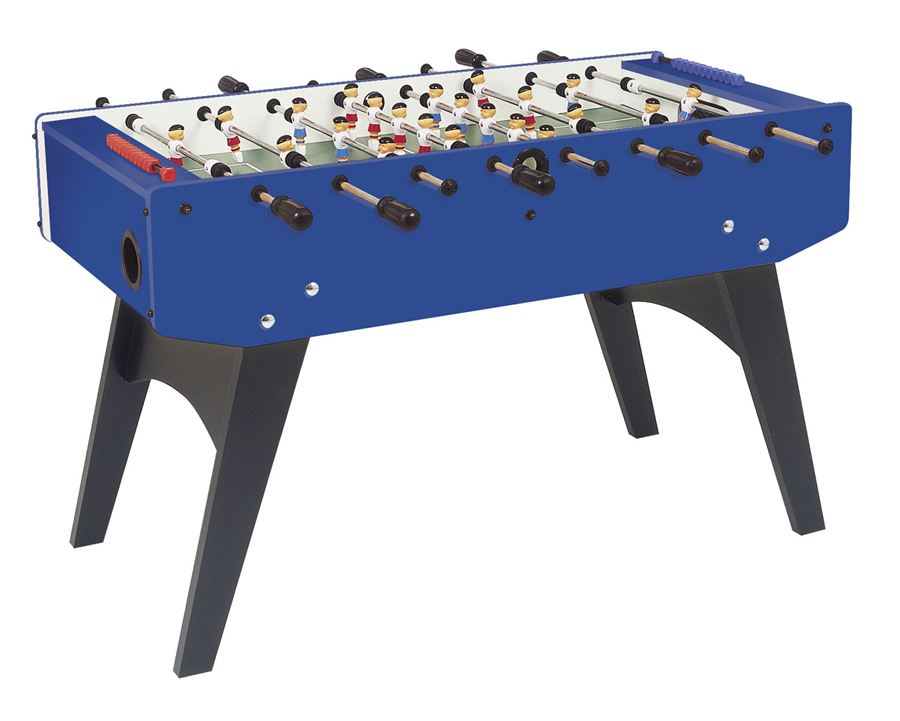 Blauer Tischkicker mit schwarzen Griffen und Spielfiguren in Rot und Weiß auf schwarzen Beinen.