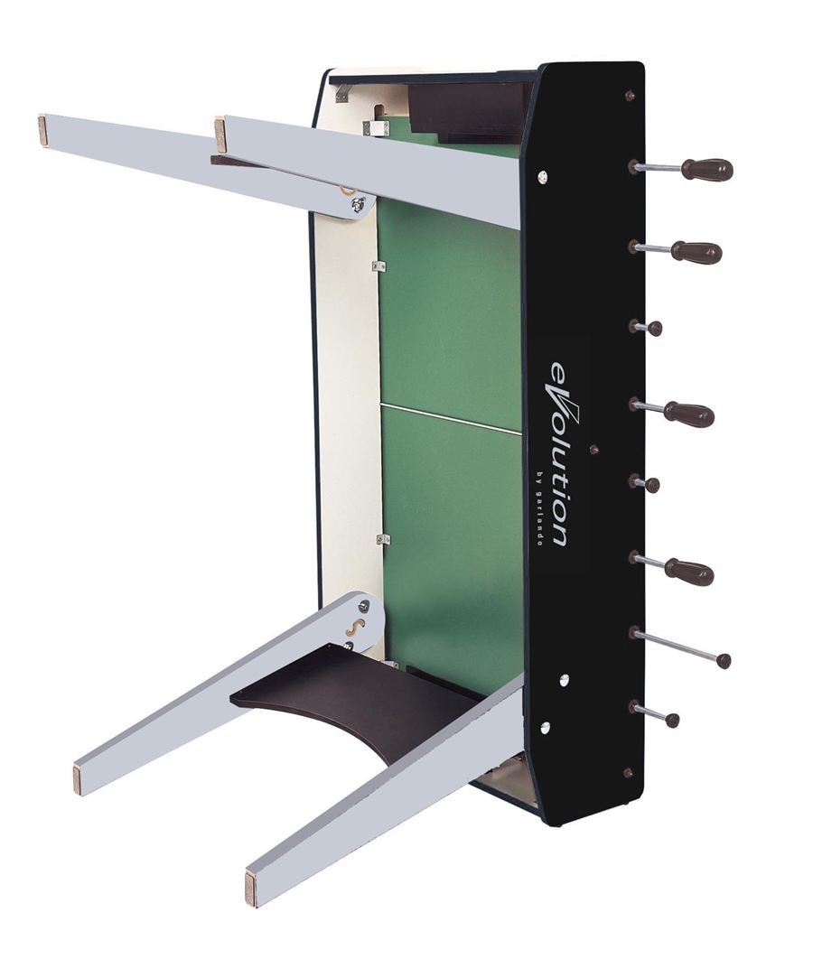 Zusammengeklappter Tischkicker mit schwarzen Seitenwänden und ausgeklappten Tischbeinen, seitlich liegend.