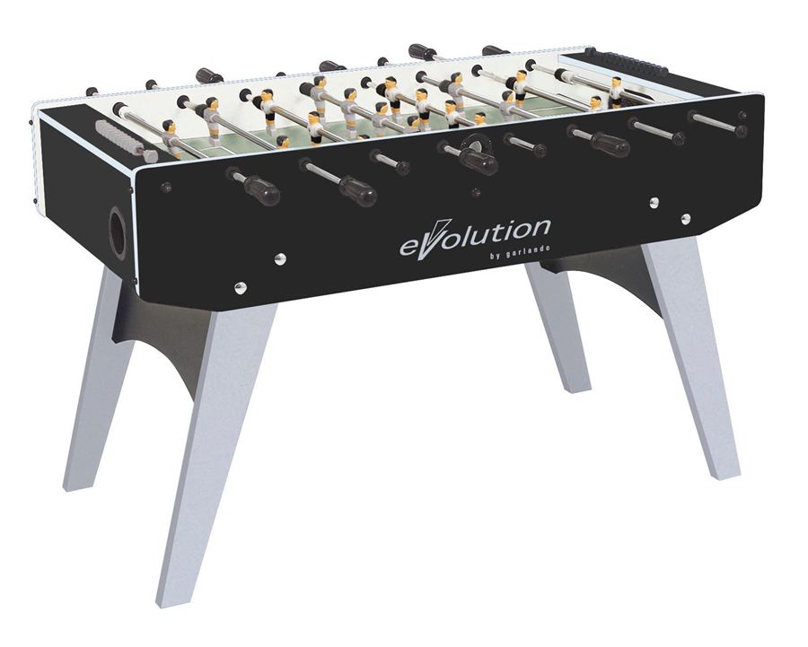 Moderner Tischkicker mit schwarzem Gehäuse und silbernen Beinen, ausgestattet mit mehreren Spielfigurenreihen und ergonomischen Griffen.
