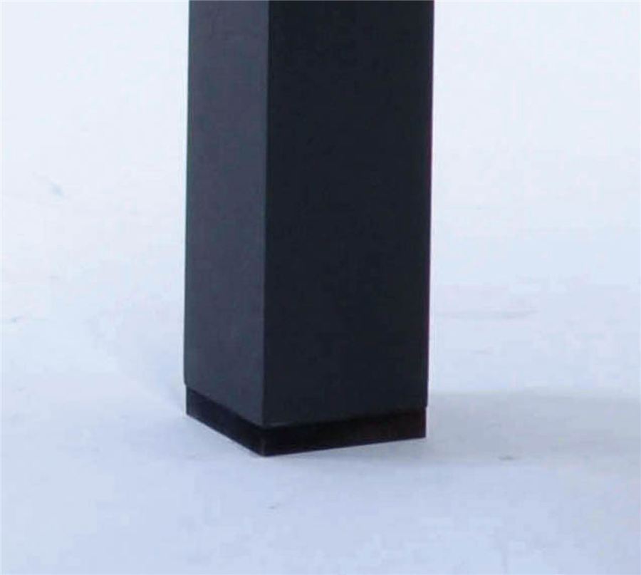 Schwarzes, quadratisches Tischbein auf hellem Hintergrund, solide und modern gestaltet.