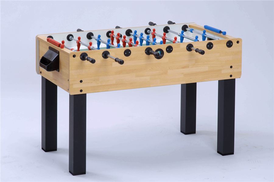 Holztischkicker mit schwarzen Beinen, roten und blauen Spielfiguren auf weißem Spielfeld, seitlicher Ballauswurf.
