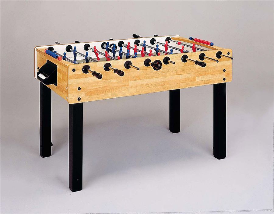 Holztischkicker mit schwarzen Beinen, roten und blauen Spielfiguren, sowie schwarzen Griffen auf einem hellen Hintergrund.