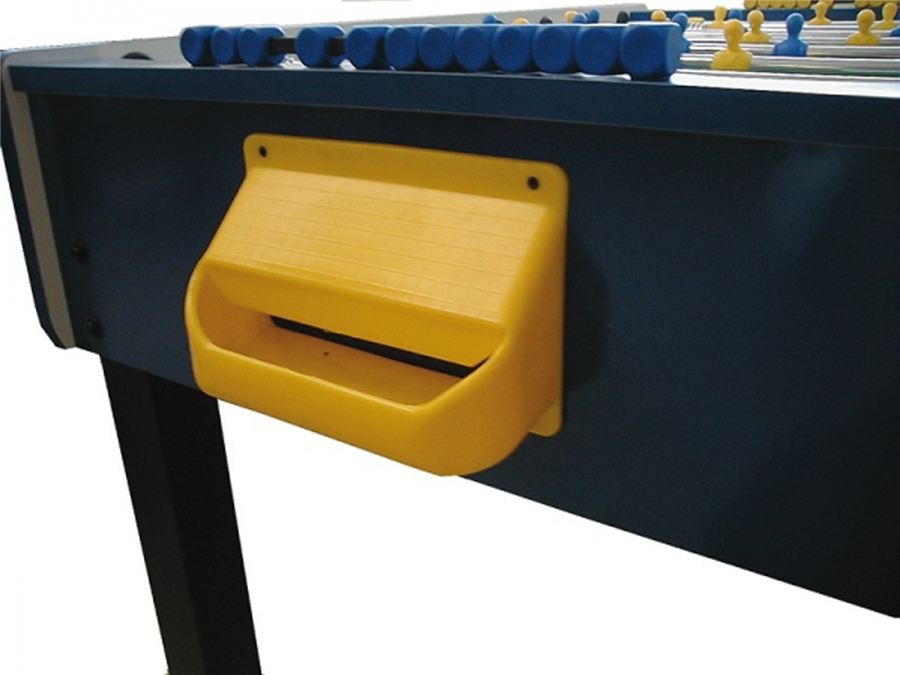 Nahaufnahme eines blauen Kickertisches mit gelbem Ballauswurf, blauen und gelben Spielfiguren sowie blauen Zählsteinen auf der Seite.
