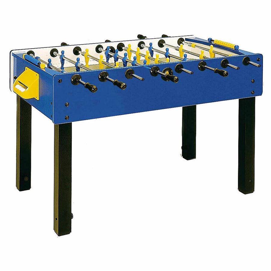 Blauer Kickertisch mit schwarzen Beinen, gelben und blauen Spielfiguren, Griffen und gelbem Torzähler, freigestellt auf weißem Hintergrund.