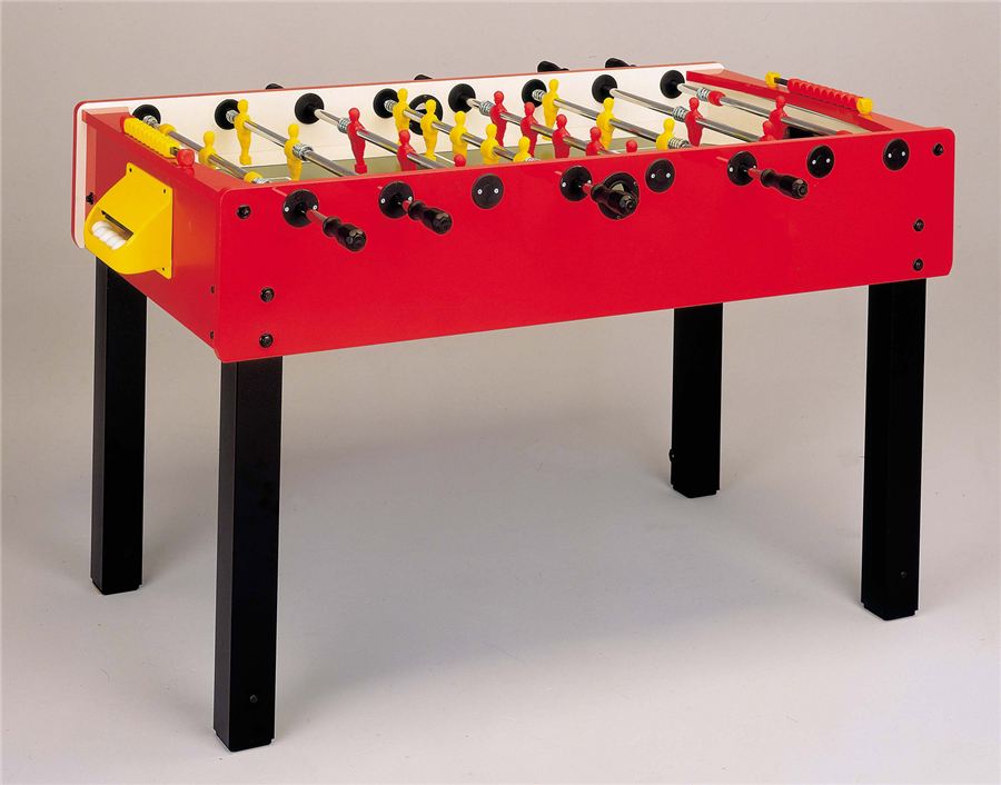 Roter Tischkicker mit gelben und roten Spielfiguren auf schwarzen Beinen, bereit für ein spannendes Tischfußballspiel.