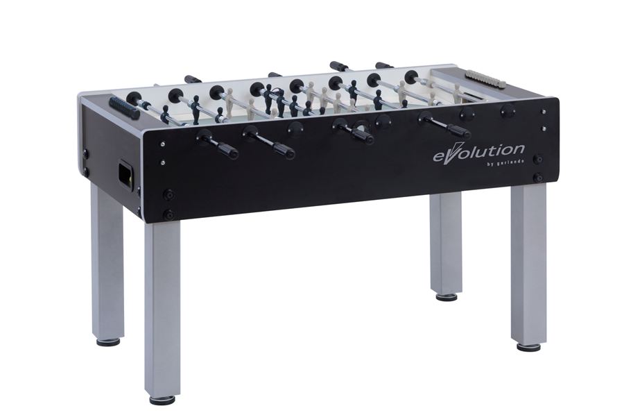 Moderner Kickertisch in Schwarz und Silber mit Spielfiguren in Schwarz und Weiß, stabilem Gestell und Griffen an den Stangen.