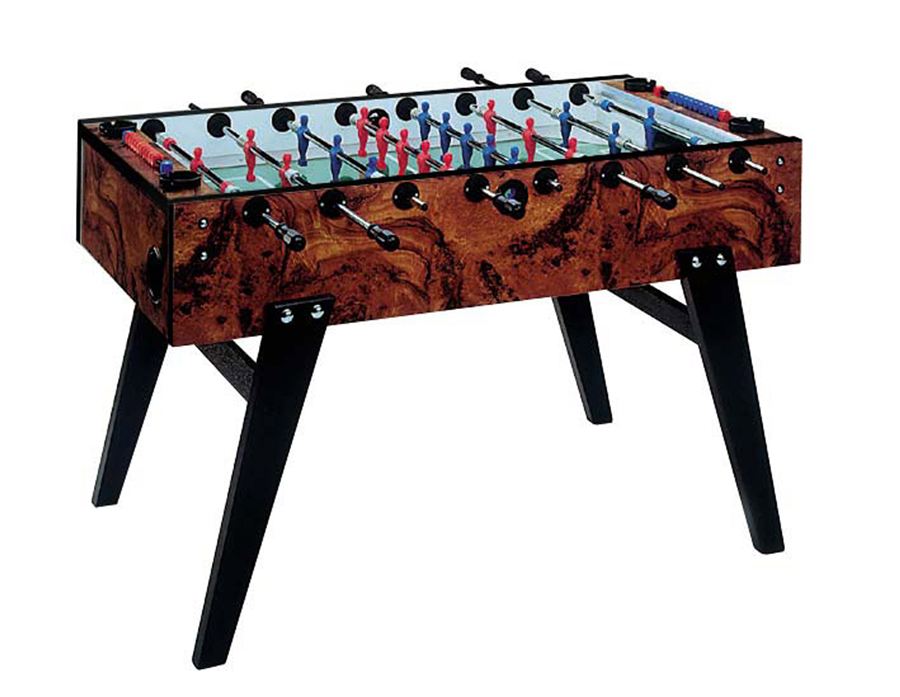 Tischfußballtisch mit Holzoptik und schwarzen Beinen, ausgestattet mit roten und blauen Spielfiguren auf einem grünen Spielfeld.