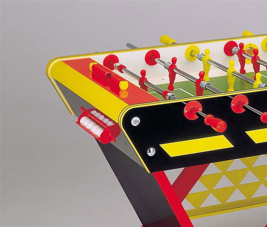 Bunter Tischkicker mit roten und gelben Spielfiguren auf grünem Spielfeld, umgeben von gelben und roten Details.