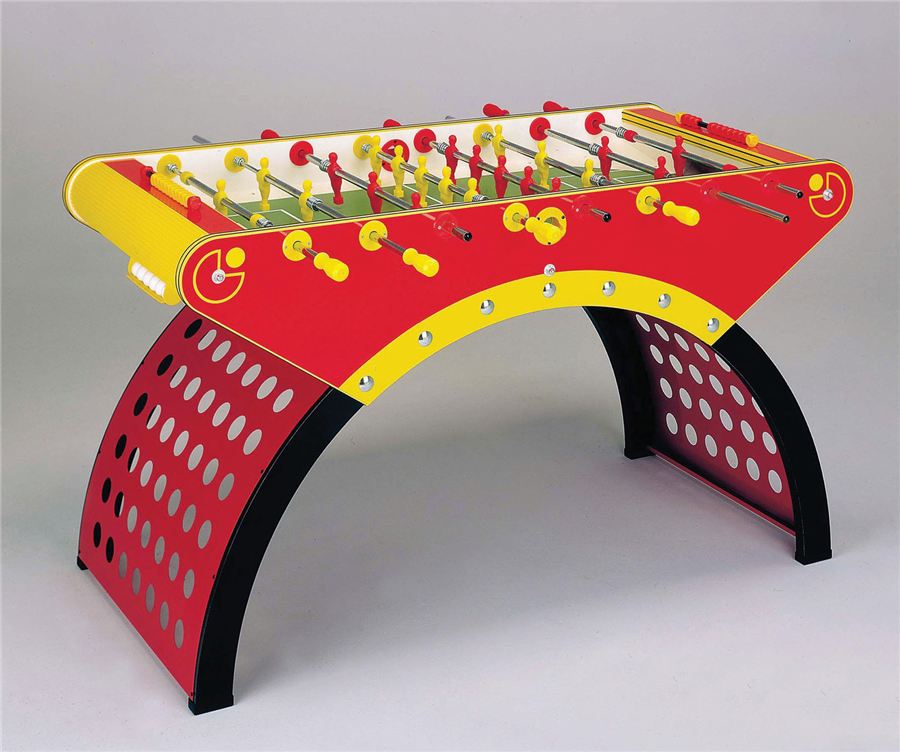 Bunter Tischkicker mit gebogenem Untergestell in Rot, Gelb und Schwarz, ausgestattet mit gelben und roten Spielfiguren.