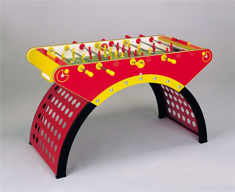 Bunter Tischkicker mit gelben und roten Spielfiguren auf gebogenem, perforiertem Untergestell vor grauem Hintergrund.