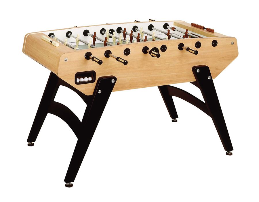 Tischkicker mit Holzgehäuse, schwarzen Beinen, Spielfiguren in Weiß und Braun, Ballausgabe und Zählleisten an den Seiten.