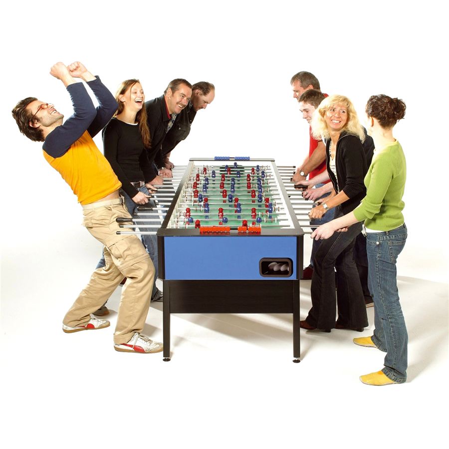Acht Personen spielen gemeinsam an einem großen Kickertisch und haben dabei sichtlich Spaß, einige lachen und jubeln.