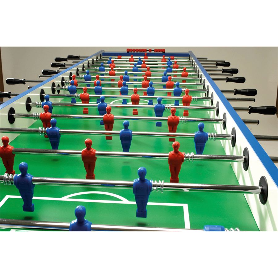 Tischkicker mit blauen und roten Spielfiguren auf grünem Spielfeld, Metallstangen und schwarzen Griffen, Ansicht schräg von oben.