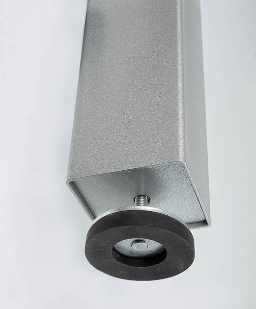 Metallisches Tischbein mit verstellbarem, schwarzem Gummifuß auf hellem Hintergrund.