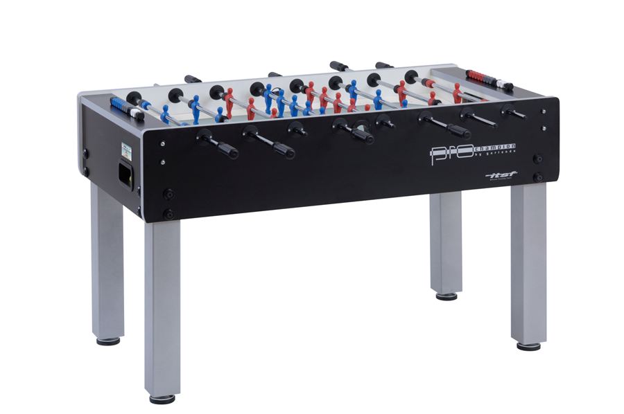 Tischfußballtisch mit schwarzen und silbernen Beinen, blauen und roten Spielfiguren und Zählleisten an den Seiten.