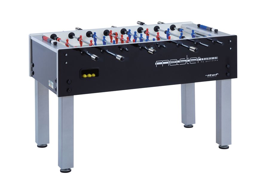 Tischkicker „Master Champion“ mit schwarzen Seiten, silbernen Beinen und Spielfiguren in Rot und Blau, inklusive gelber Bälle.