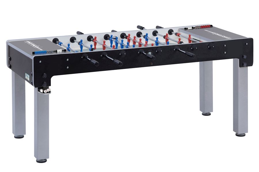 Moderner Tischkicker mit schwarzen Griffen, blauen und roten Spielfiguren auf einem stabilen silbergrauen Gestell.