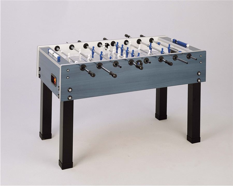 Tischkicker mit blauen und weißen Spielfiguren, schwarzem Gestell und silbernen Griffen auf hellem Hintergrund.
