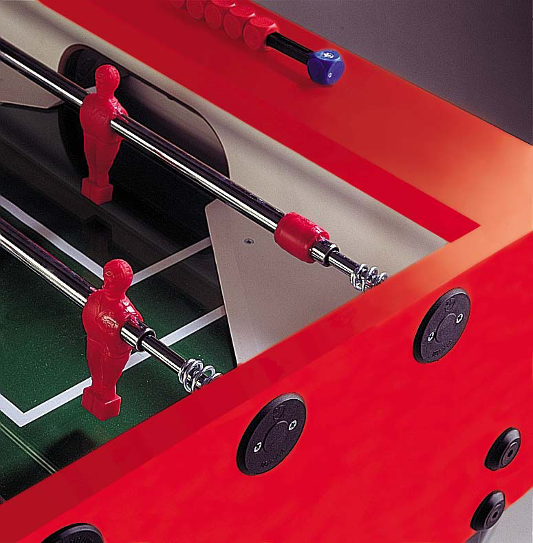 Detailaufnahme eines roten Kickertisches mit zwei roten Spielfiguren an Metallstangen und Zählleiste mit blauen und roten Markiersteinen.