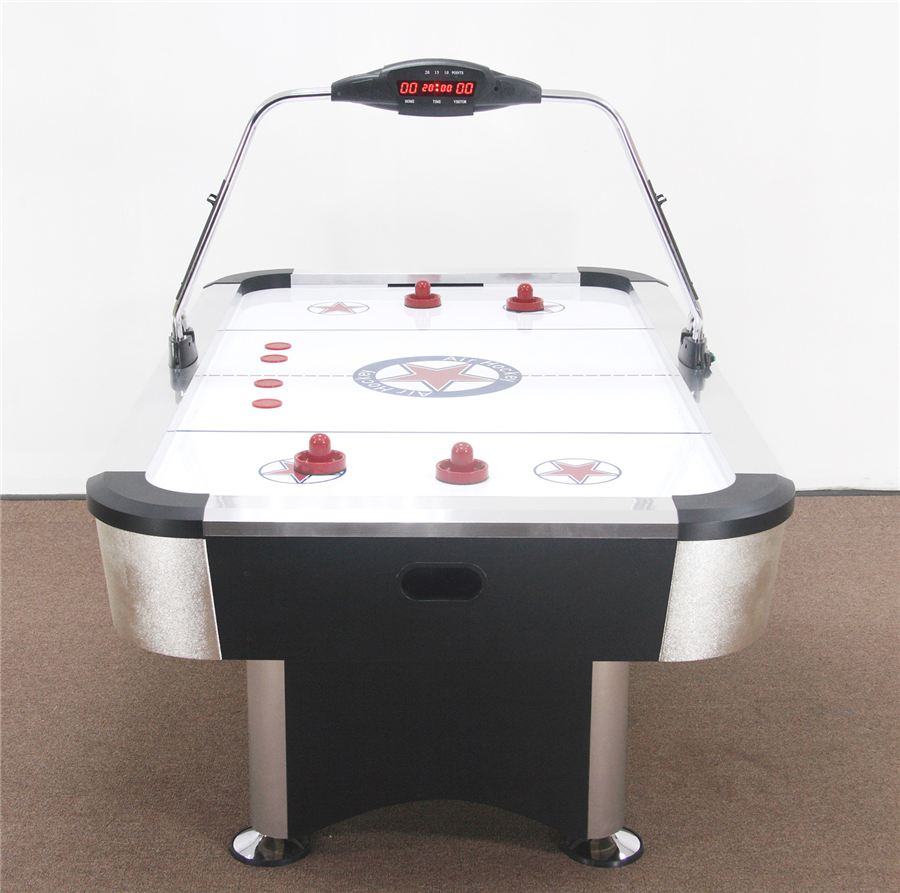 Airhockey-Tisch mit elektronischer Punkteanzeige, roten Schlägern und Pucks auf weißer Spielfläche, umgeben von schwarzem Rahmen.