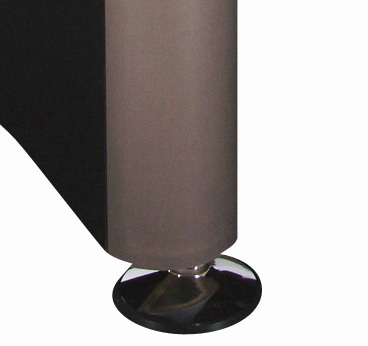 Rundes Metallbein eines Möbelstücks mit glänzendem Chromfuß auf einer glatten Oberfläche.