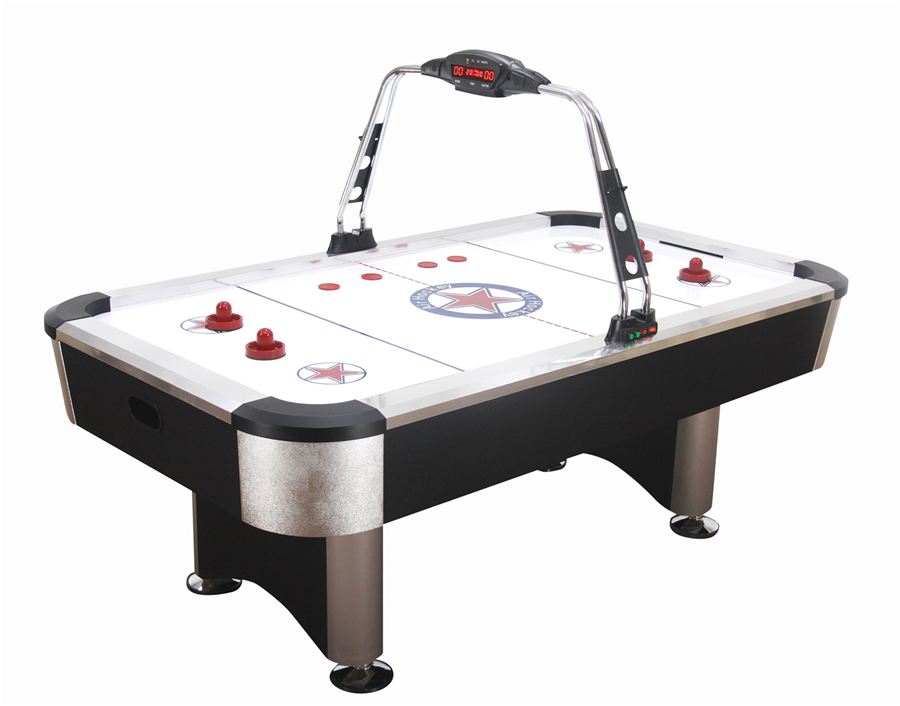 Moderner Airhockey-Tisch mit digitaler Punktezählung, rotem Puck und Schlägern auf weißem Spielfeld mit Stern-Design.