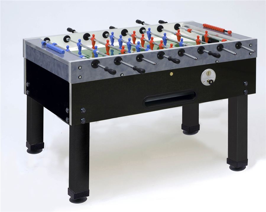 Tischfußballspiel mit schwarzen Beinen und Spielfiguren in Rot und Blau auf einem weißen Spielfeld.