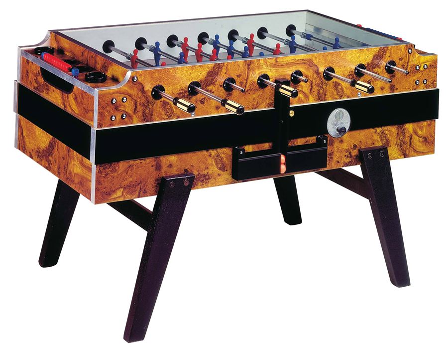 Tischfußballtisch mit Holzoptik, schwarzen Beinen und Spielfiguren in Rot und Blau.
