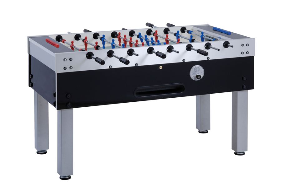 Moderner Tischkicker mit roten und blauen Spielfiguren auf silbernem Spielfeld, ausgestattet mit schwarzen Griffen und Münzeinwurf.