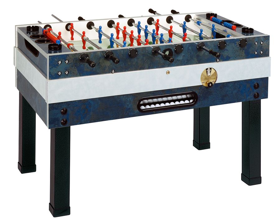 Tischkicker mit blauen und roten Spielfiguren, robustem Metallrahmen und schwarzem Münzeinwurf, auf stabilen Beinen stehend.