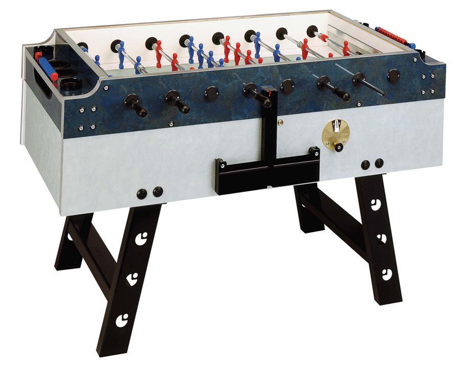 Ein Tischkicker mit blauen und roten Spielfiguren auf einem stabilen Gestell, ausgestattet mit Zählleisten und Münzeinwurf.