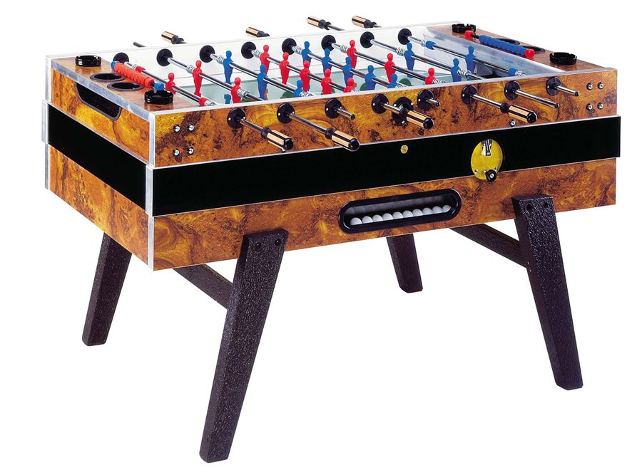 Tischfußballspiel mit roten und blauen Spielfiguren auf einem Holzgestell mit schwarzen Beinen und Ballausgabe.