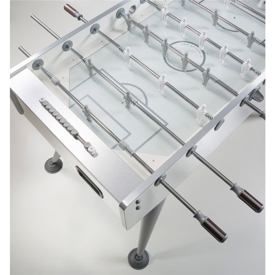 Moderner Kickertisch mit Glasoberfläche und silbernen Details, ausgestattet mit weißen Spielfiguren und Holzgriffen.