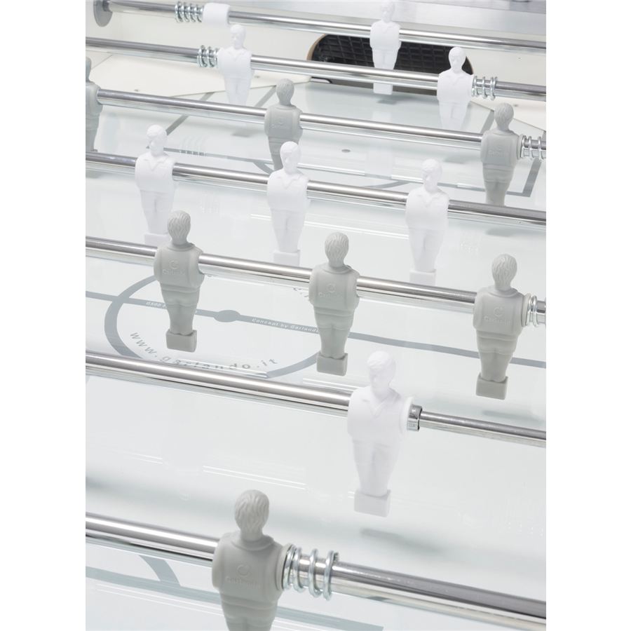 Tischfußballspiel mit weißen und grauen Spielfiguren auf Metallstangen, die auf einem Spielfeld angeordnet sind.