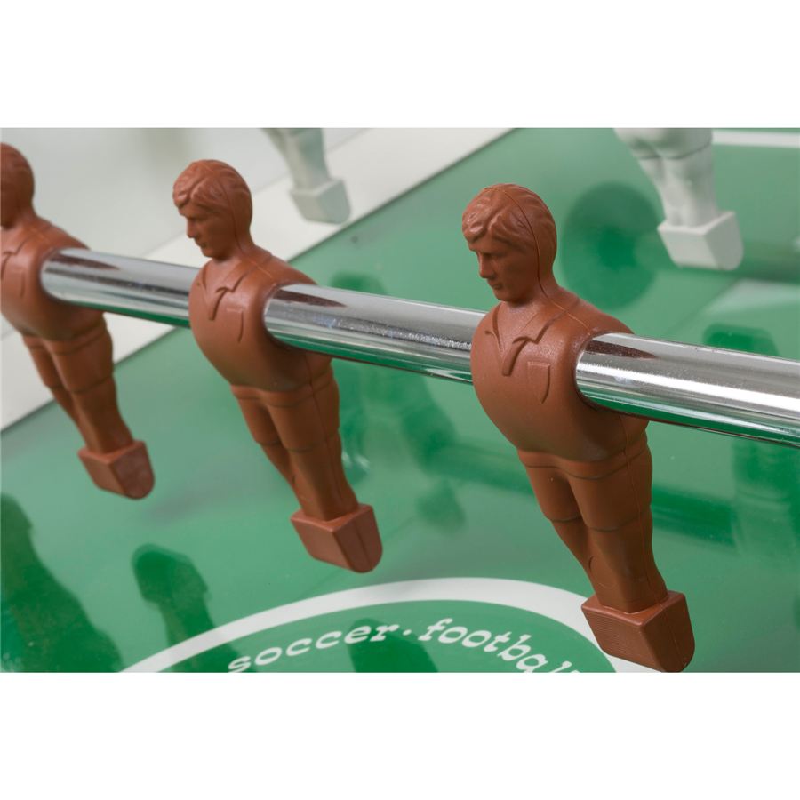 Braune Kickerfiguren auf einer Metallstange auf einem grünen Tischfußballfeld mit weißem Schriftzug.