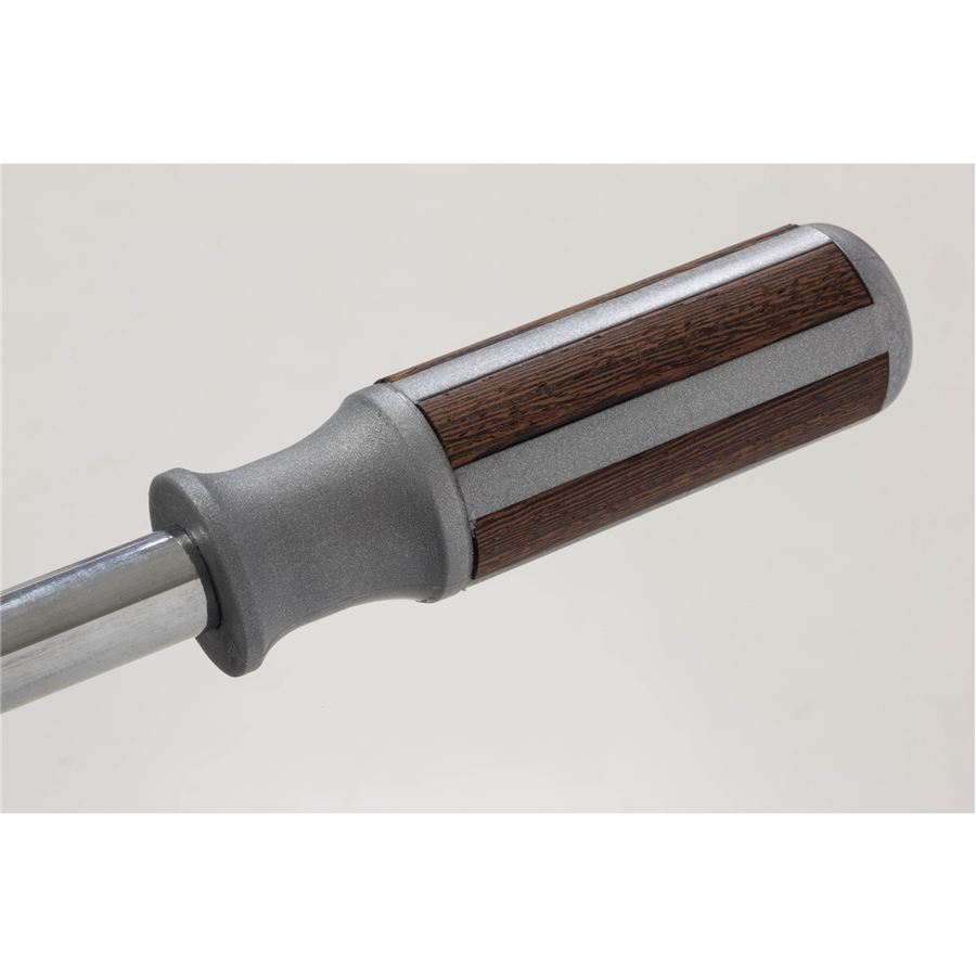 Griff eines Werkzeugs mit silbernen und hölzernen Elementen, das eine robuste und ergonomische Konstruktion aufweist.