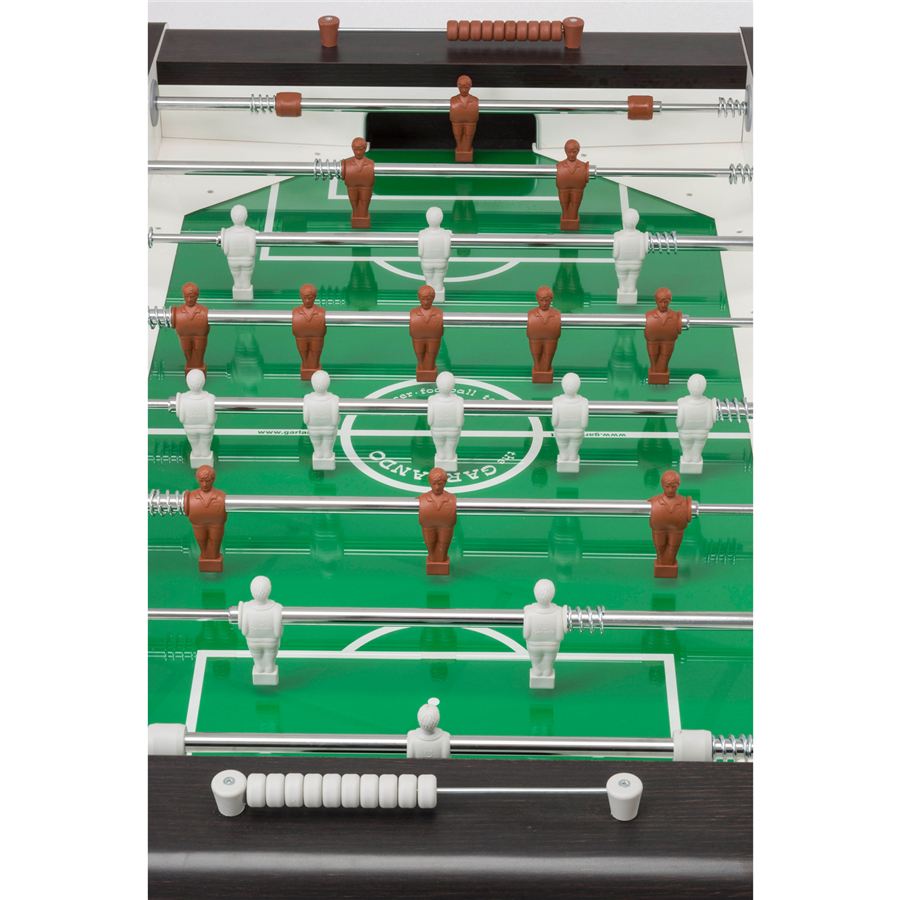 Tischfußballspiel mit braunen und weißen Spielfiguren auf grünem Spielfeld, Zählleiste am Rand.