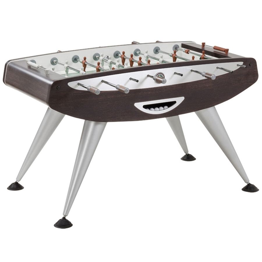 Moderner Tischkicker mit dunklem Holzfinish und silbernen Beinen, ausgestattet mit Spielfiguren und Griffen aus Metall.