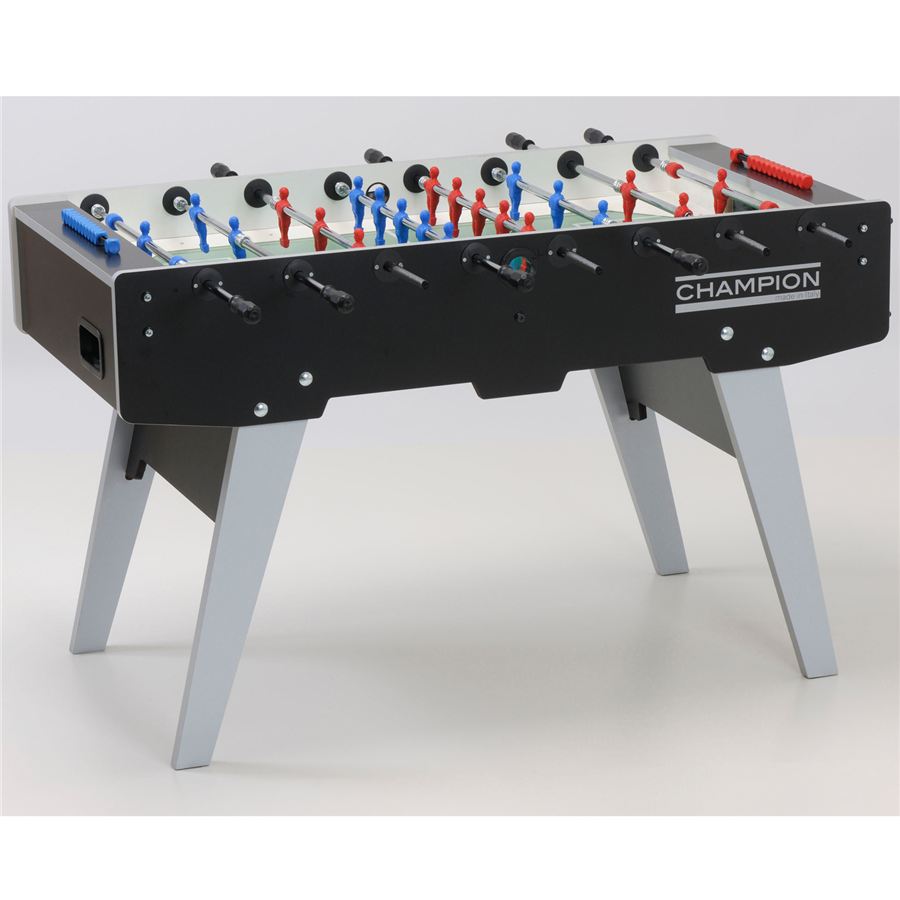 Tischkicker mit schwarzem Korpus und silbernen Beinen, ausgestattet mit blauen und roten Spielfiguren auf einem weißen Spielfeld.