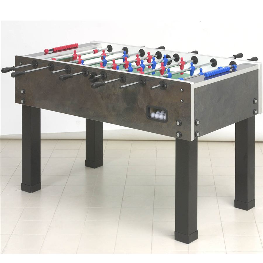 Tischkicker mit roten und blauen Spielfiguren auf einem hellen Fliesenboden, bereit für ein Spiel.