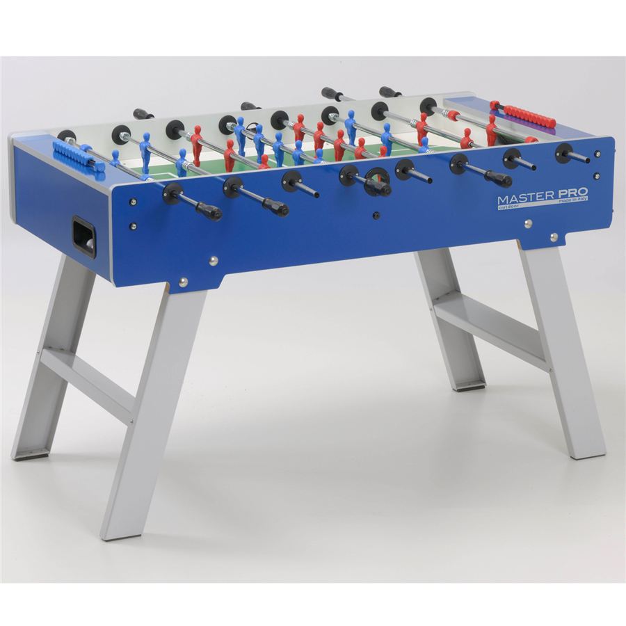 Blauer Tischkicker mit roten und blauen Spielfiguren auf einem weißen Hintergrund, stabil auf klappbaren Beinen stehend.