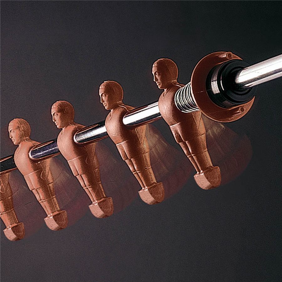 Tischfußballfiguren aus Holz auf einer Metallstange, in Bewegung dargestellt, mit dunklem Hintergrund.
