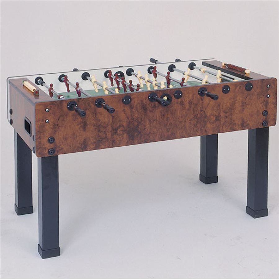Holztischkicker mit schwarzen Beinen und Spielfiguren in Rot und Weiß, auf einem hellen Hintergrund.
