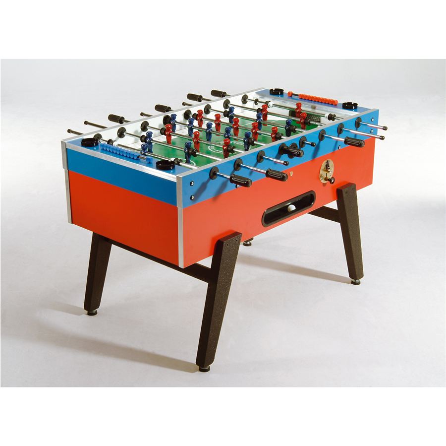 Tischkicker mit rotem und blauem Gehäuse, schwarzen Beinen und Spielfiguren auf grünem Spielfeld, seitliche Griffstangen.