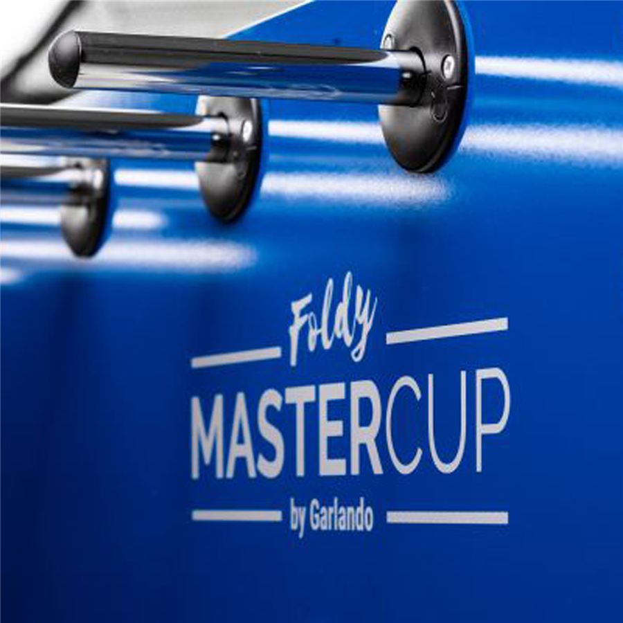 Nahaufnahme eines blauen Tischkickers mit silbernen Griffstangen und der Aufschrift „Foldy Mastercup by Garlando“ auf der Seite.