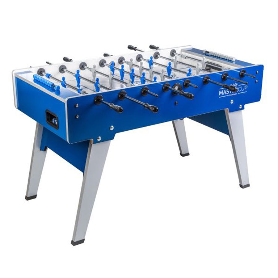 Blauer Kickertisch mit weißen und blauen Spielfiguren, schwarzen Griffen und silbernen Beinen auf weißem Hintergrund.